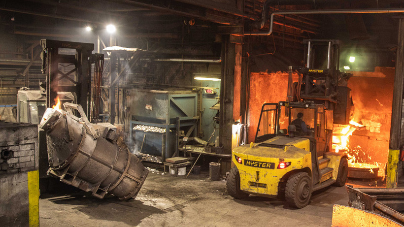 zware heftrucks worden gebruikt in metaal industrie