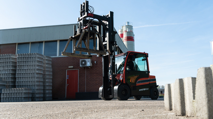 uitlevering lithium-ion-heftruck met stenenklem bij Morssinkhof Groep