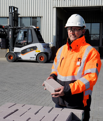 "In eerste instantie waren we op zoek naar een nieuwe diesel heftruck. Uiteindelijk werden we overtuigd voor de aanschaf van een duurzame elektrische truck"